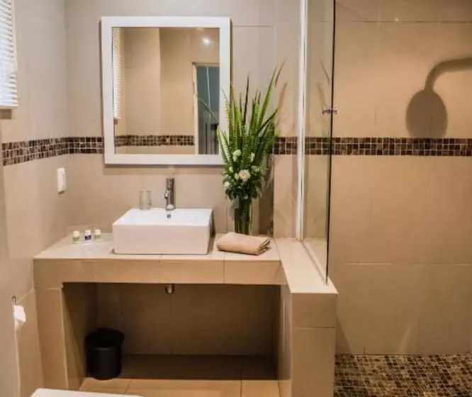 هتل The Royal Solwezi