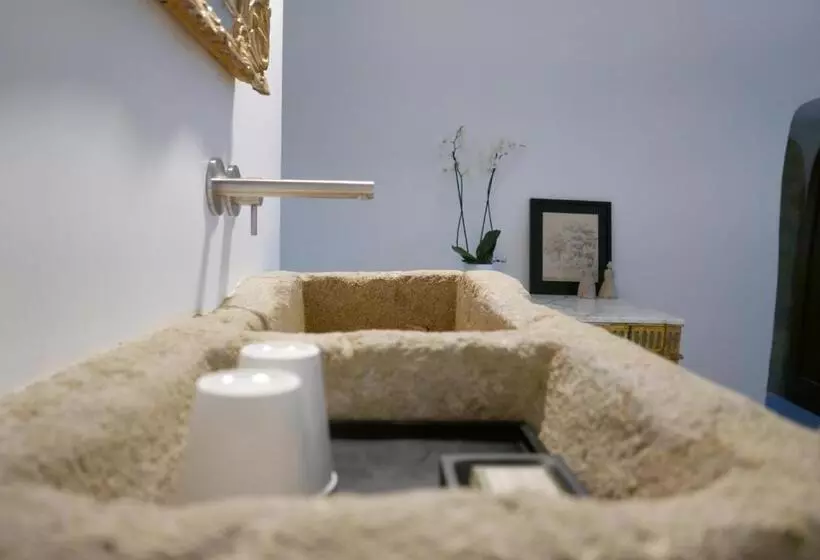 تختخواب و صبحانه Tour Sarrazine De Montaren