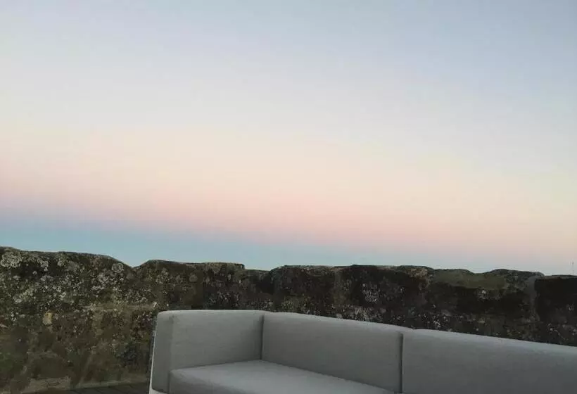 تختخواب و صبحانه Tour Sarrazine De Montaren