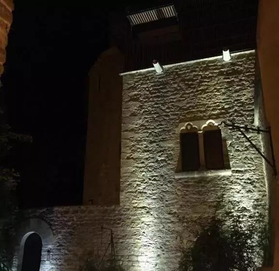 تختخواب و صبحانه Tour Sarrazine De Montaren