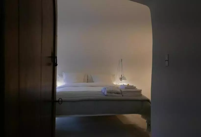 تختخواب و صبحانه Tour Sarrazine De Montaren