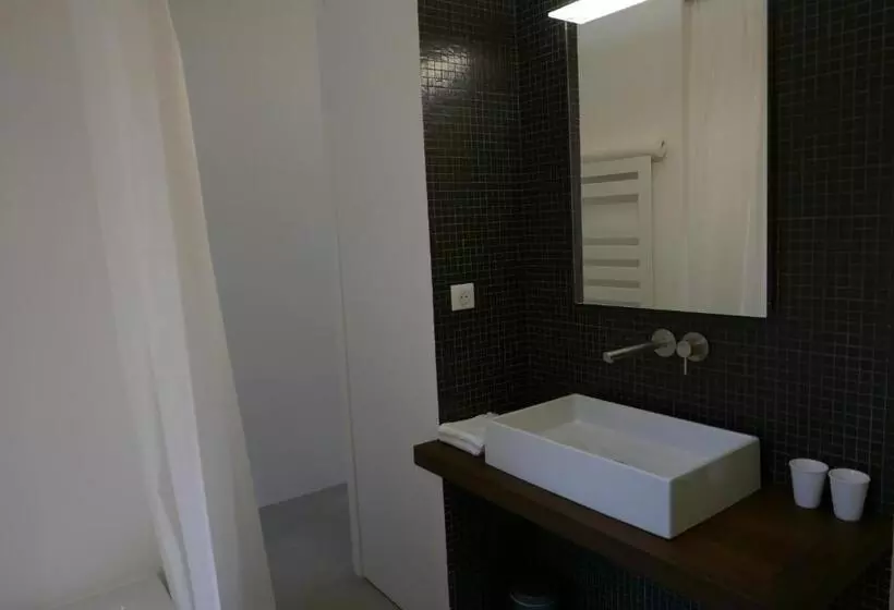 تختخواب و صبحانه Tour Sarrazine De Montaren