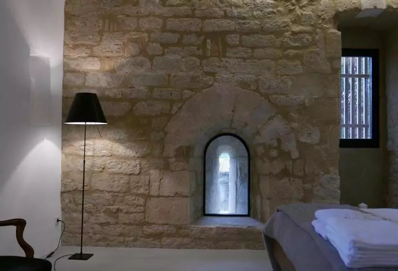 تختخواب و صبحانه Tour Sarrazine De Montaren