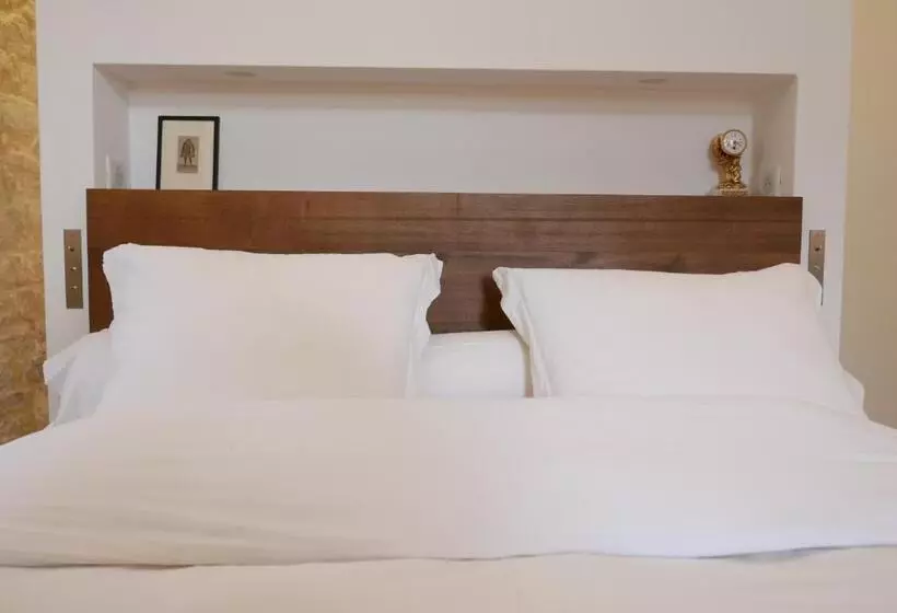 تختخواب و صبحانه Tour Sarrazine De Montaren