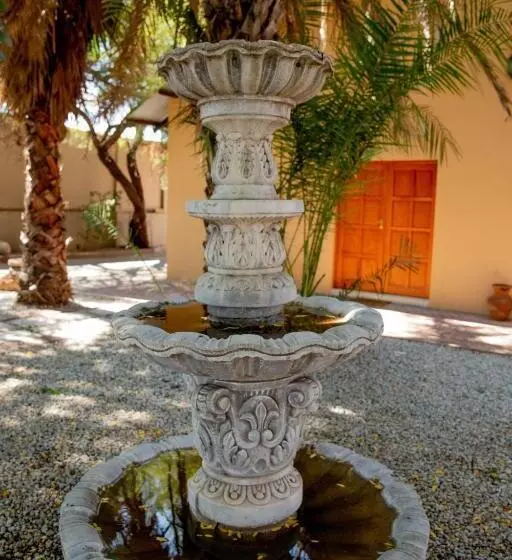 تختخواب و صبحانه Tambati Overnight And Conference Center