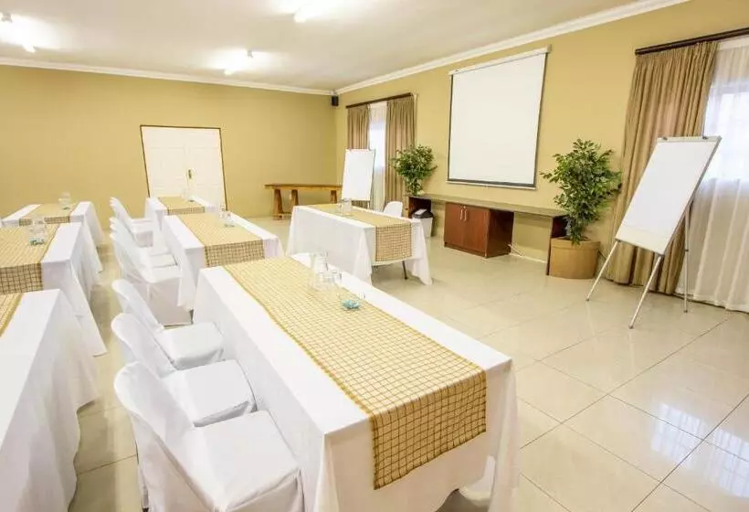 تختخواب و صبحانه Tambati Overnight And Conference Center