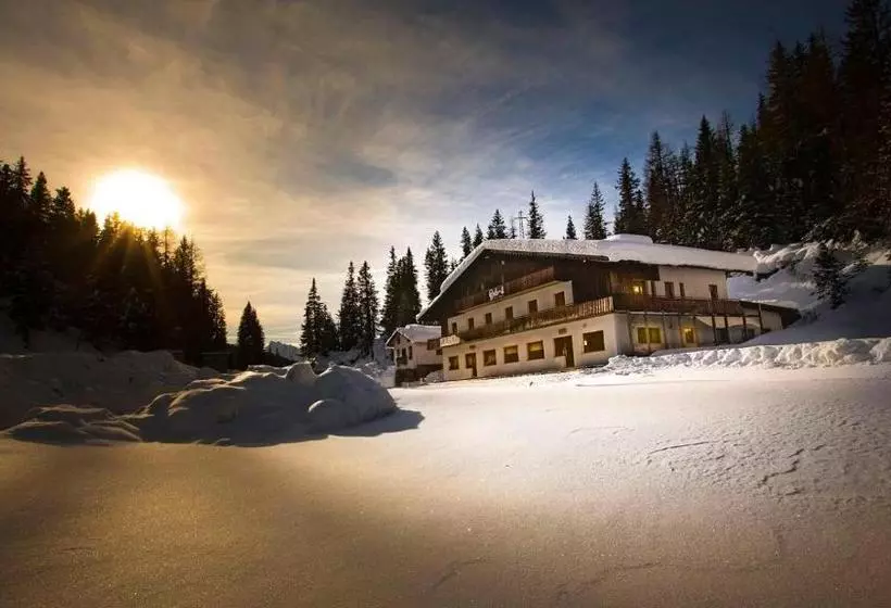 ホテル Dolomiti Des Alpes