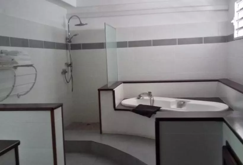 هتل Hostellerie Des Châteaux