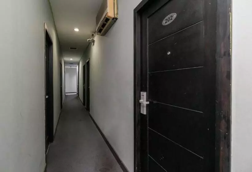 ホテル Reddoorz At Jalan Gunung Sahari