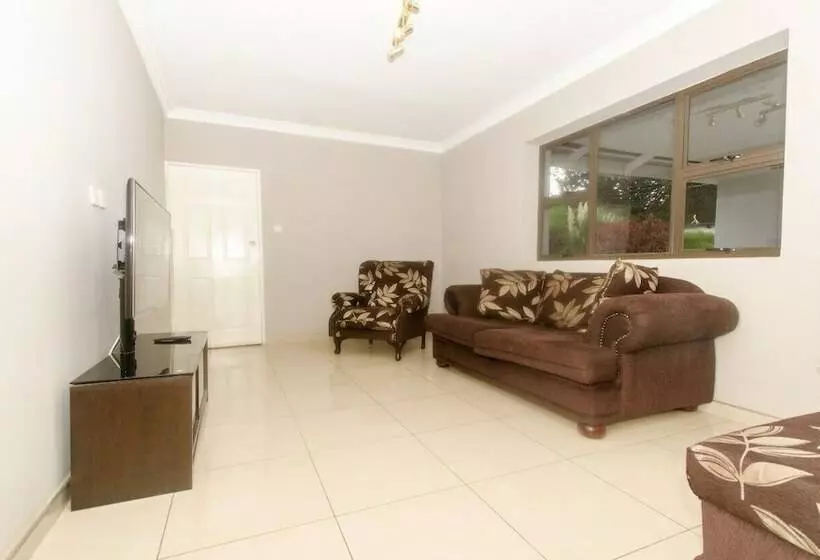 تختخواب و صبحانه Sarum Lodge