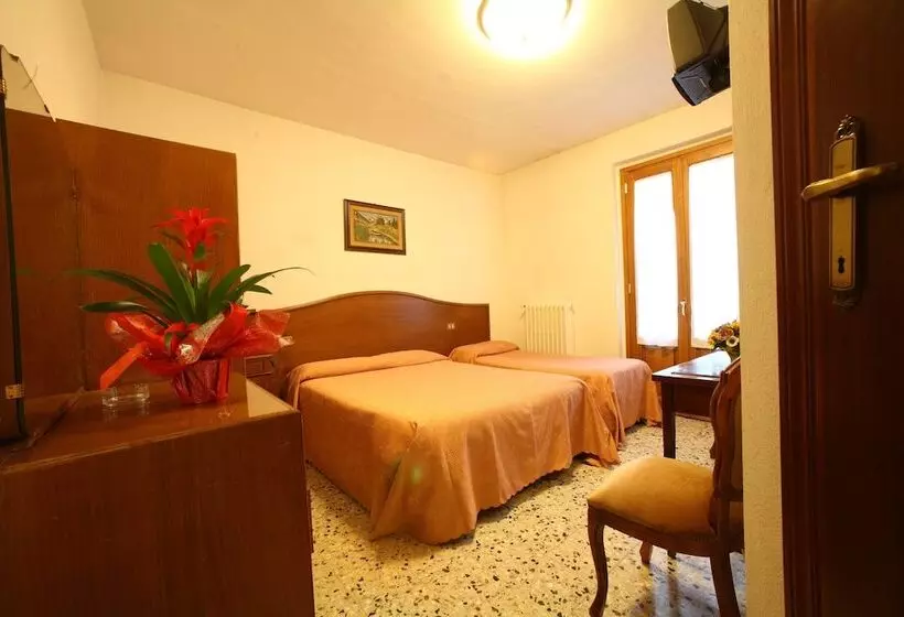 ホテル Albergo Ristorante Il Poggiolo