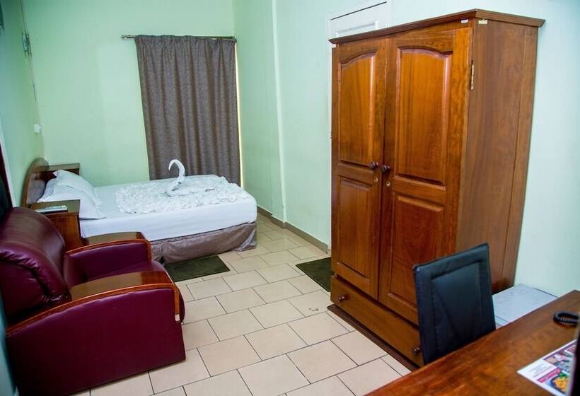 هتل Résidence Hôtelière De Moungali