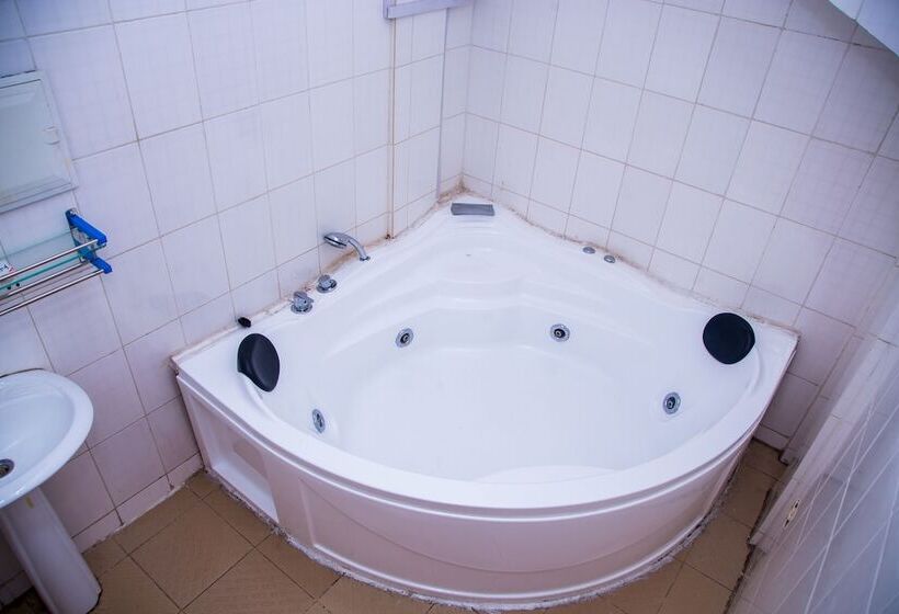 هتل Résidence Hôtelière De Moungali