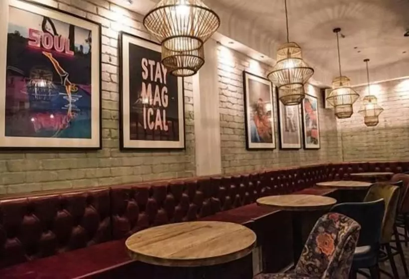 هتل The Townhouse Sutton