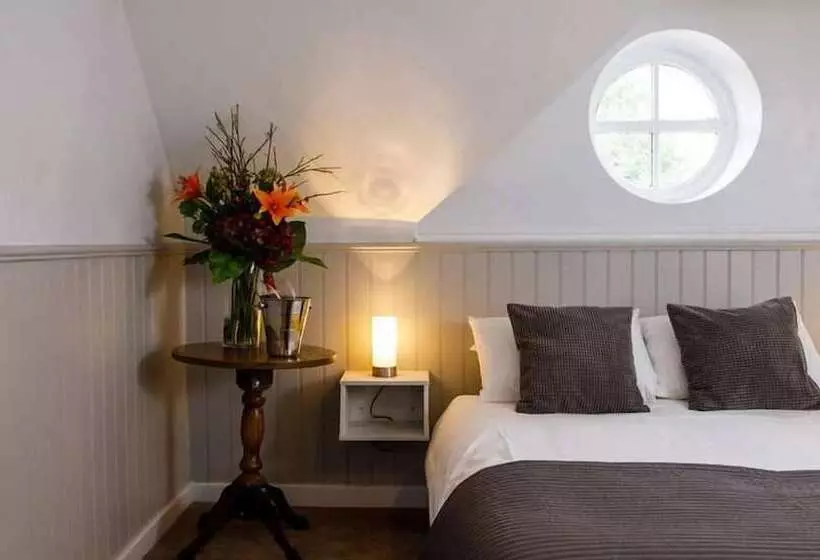 هتل The Townhouse Sutton