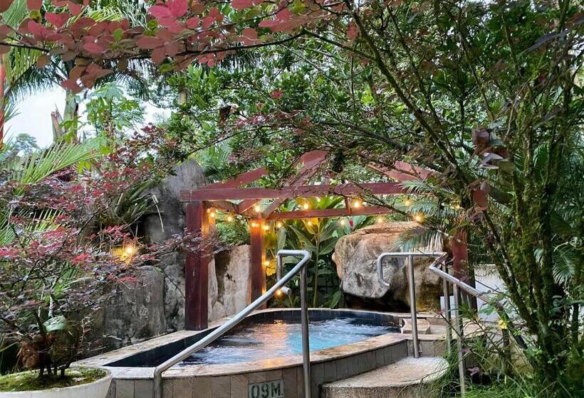 منتجع Paradise Hot Springs