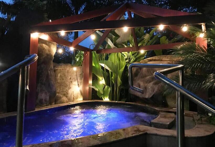 منتجع Paradise Hot Springs