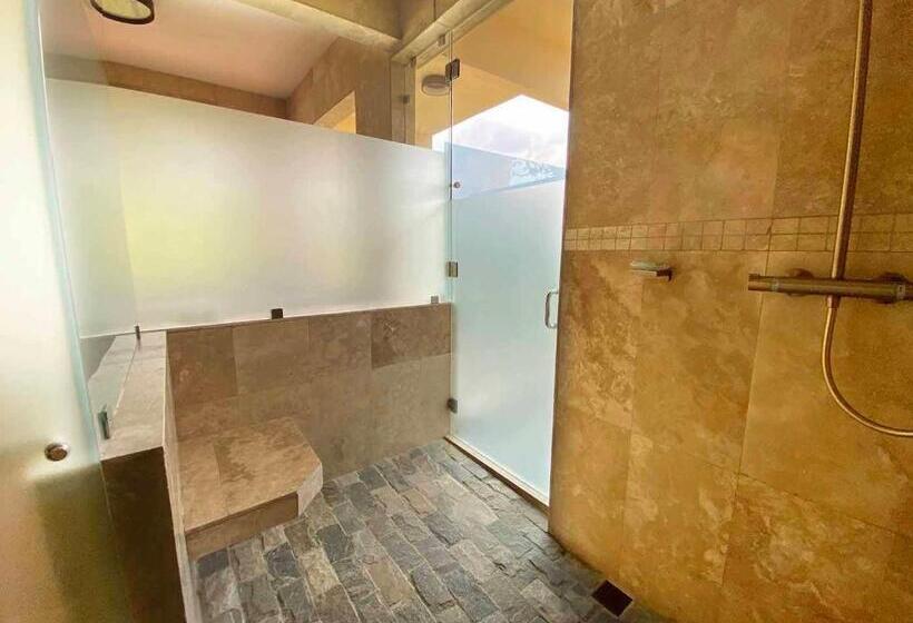 منتجع Paradise Hot Springs