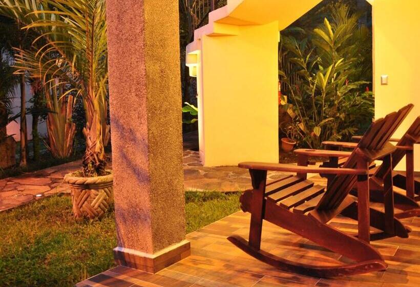 منتجع Paradise Hot Springs