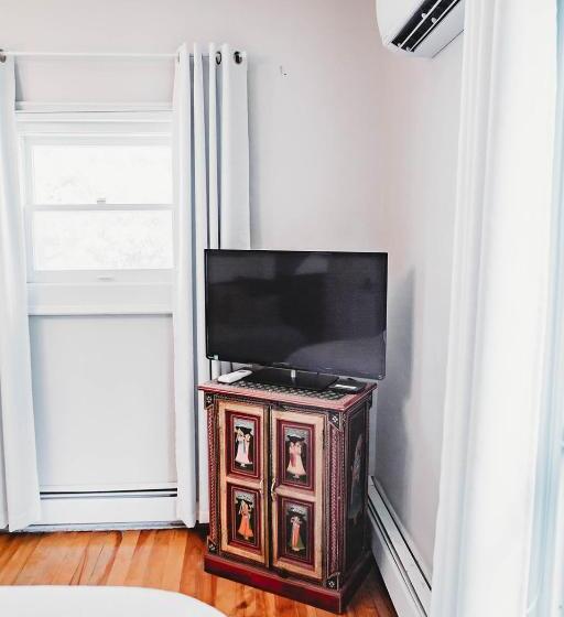 مبيت وإفطار The Montague Rose Inn & Cafe