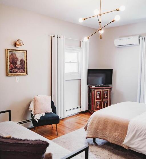 مبيت وإفطار The Montague Rose Inn & Cafe