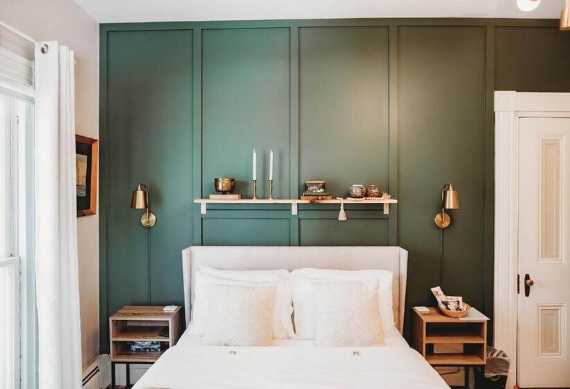 مبيت وإفطار The Montague Rose Inn & Cafe