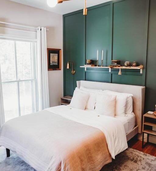 مبيت وإفطار The Montague Rose Inn & Cafe