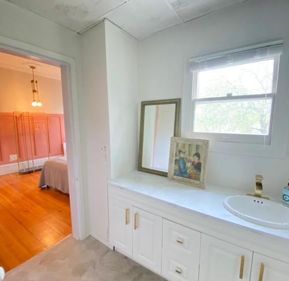 مبيت وإفطار The Montague Rose Inn & Cafe