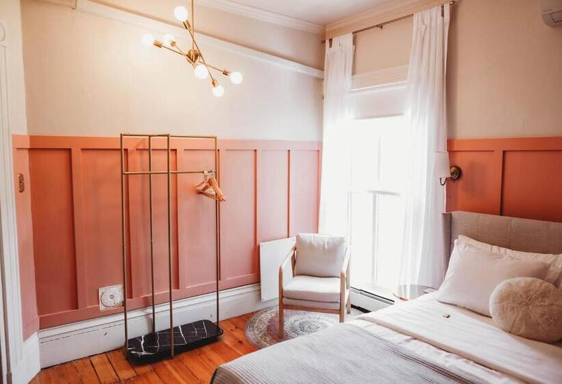 مبيت وإفطار The Montague Rose Inn & Cafe