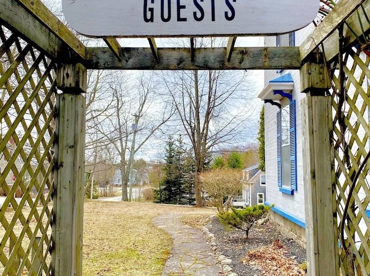 مبيت وإفطار The Montague Rose Inn & Cafe