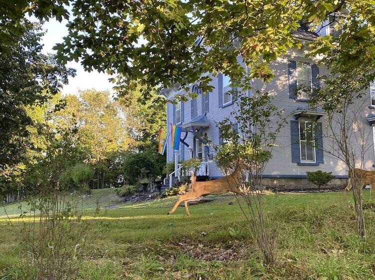 مبيت وإفطار The Montague Rose Inn & Cafe