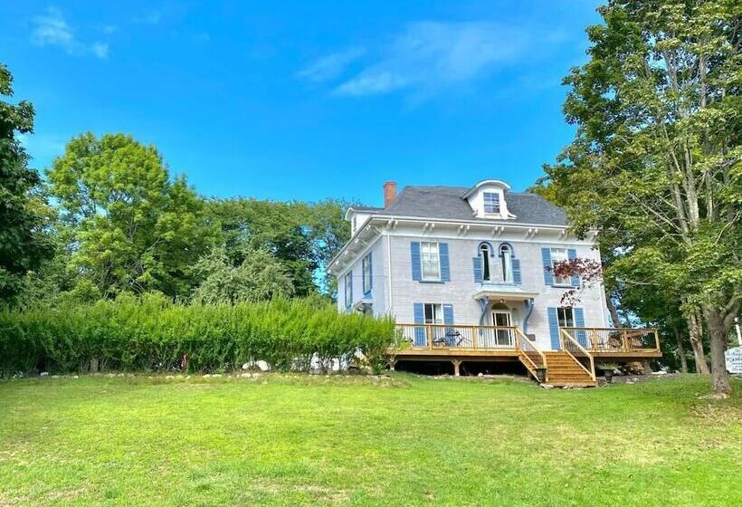 مبيت وإفطار The Montague Rose Inn & Cafe