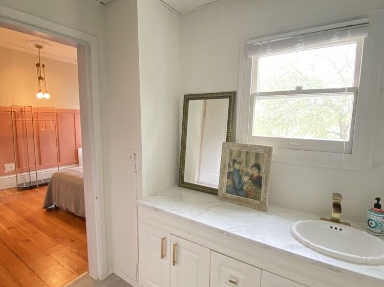 مبيت وإفطار The Montague Rose Inn & Cafe