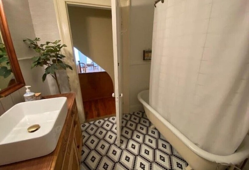 مبيت وإفطار The Montague Rose Inn & Cafe