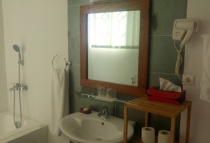 هتل Les Orchidees