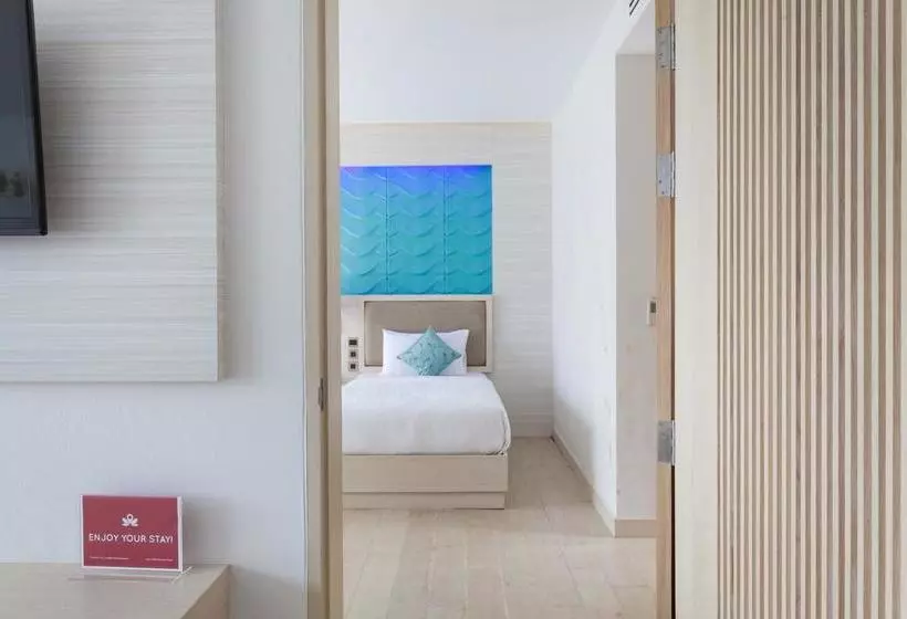 Hotelli Zen Premium Panwa Beach