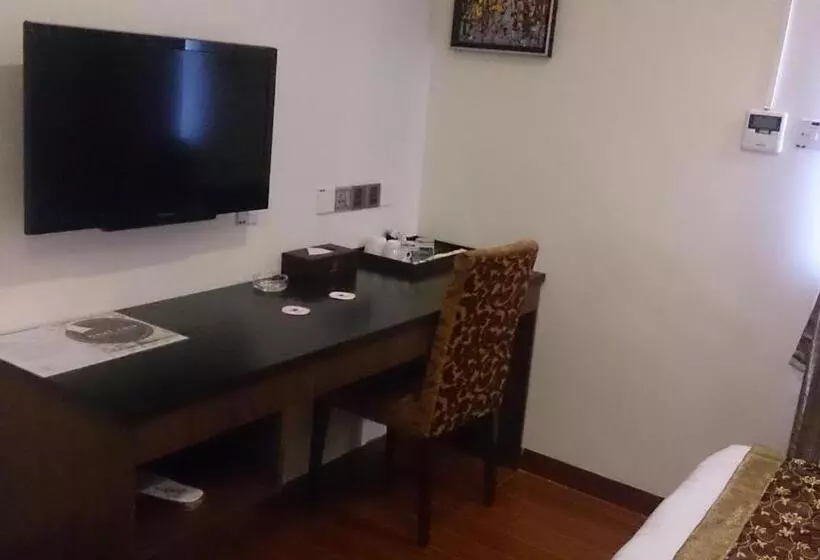 & Apartment Ambassador 3