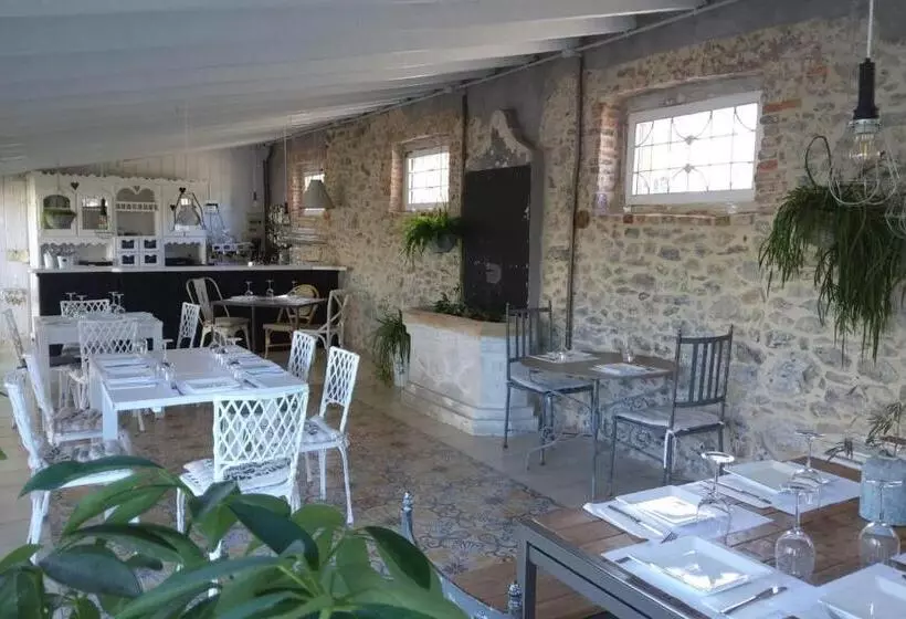 هتل Hosteria De Arnuero