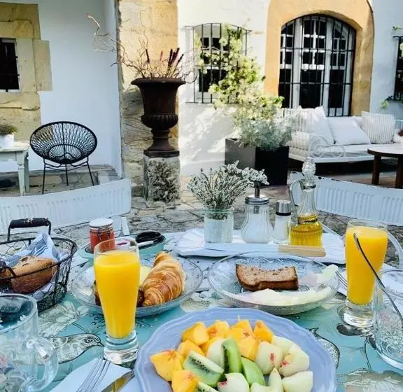 هتل Hosteria De Arnuero