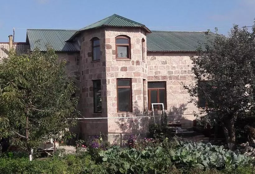 تختخواب و صبحانه Green Gables Martuni