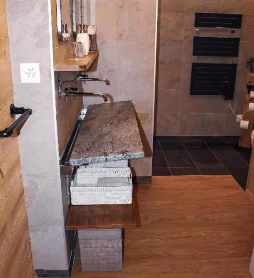 تختخواب و صبحانه Chambre Privãƒæ’ã‚â©e Avec Cuisine Et Salle De Bain Dans La Chambre, Winoka Lodge