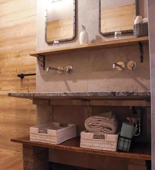تختخواب و صبحانه Chambre Privãƒæ’ã‚â©e Avec Cuisine Et Salle De Bain Dans La Chambre, Winoka Lodge