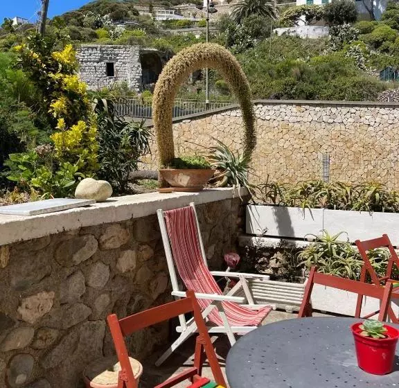 Aamiaismajoitus (B&B) Lunaponzese Ponza Centro