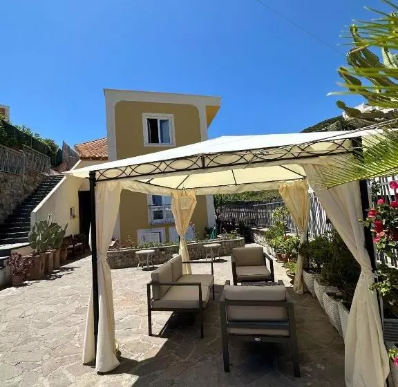 Aamiaismajoitus (B&B) Lunaponzese Ponza Centro