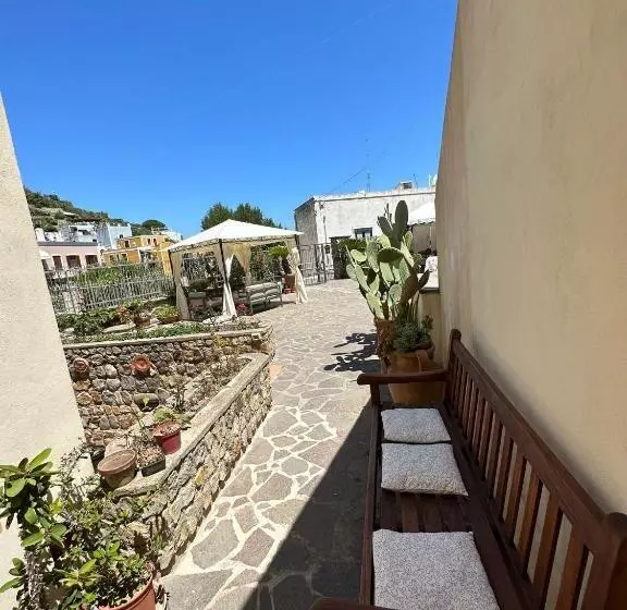 Aamiaismajoitus (B&B) Lunaponzese Ponza Centro