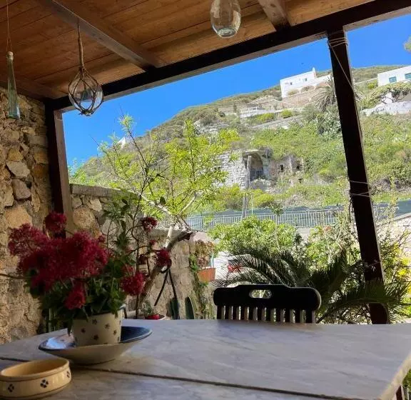 Aamiaismajoitus (B&B) Lunaponzese Ponza Centro