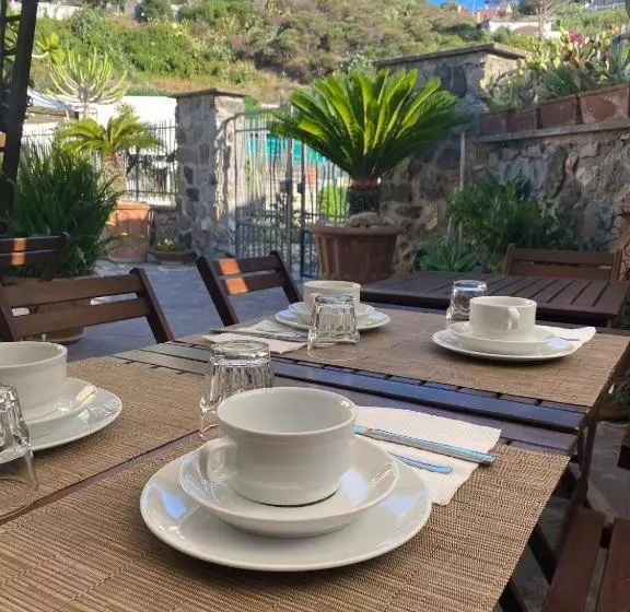 Aamiaismajoitus (B&B) Lunaponzese Ponza Centro