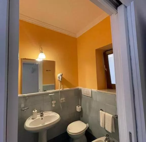 Aamiaismajoitus (B&B) Lunaponzese Ponza Centro