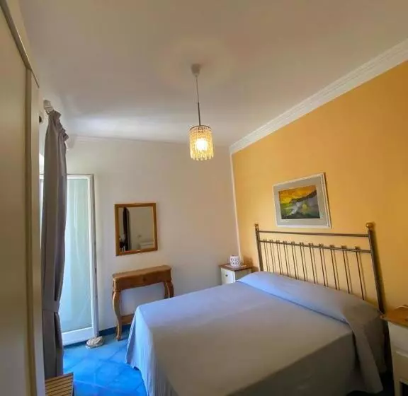 Aamiaismajoitus (B&B) Lunaponzese Ponza Centro