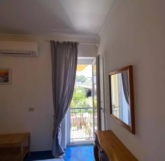 Aamiaismajoitus (B&B) Lunaponzese Ponza Centro